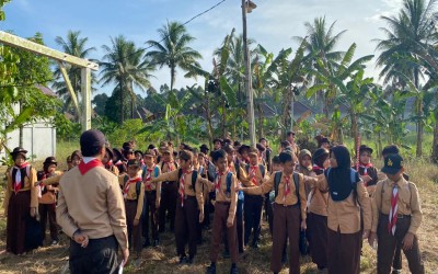 Kegiatan Jelajah Alam Pramuka MI Mas'udi Pontianak di Parit Wagatak